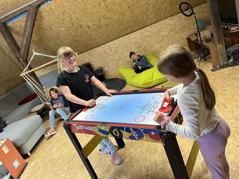 Zwei Kinder gestalten gemeinsam ein großes buntes Bild