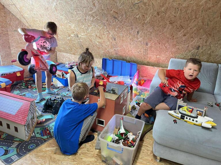 Kinder spielen mit Spielzeug auf dem Boden der gemütlichen Spielecke