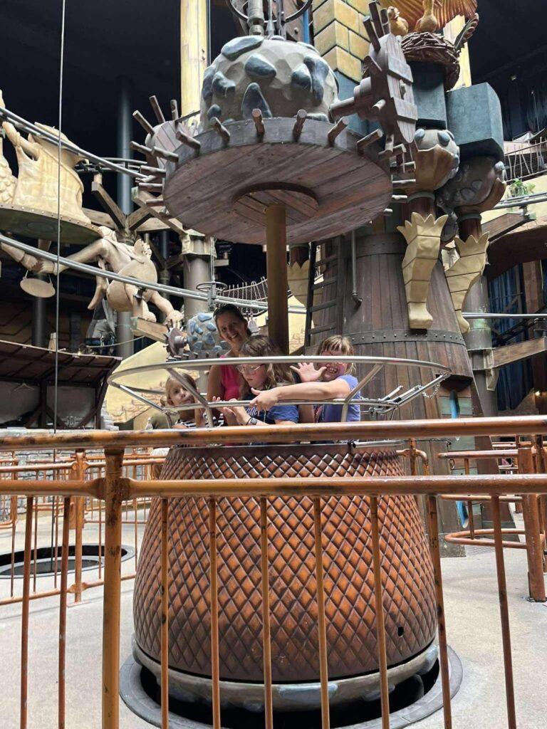 Kinder erkunden ein großes Klettergerüst in einer Indoor-Spielwelt