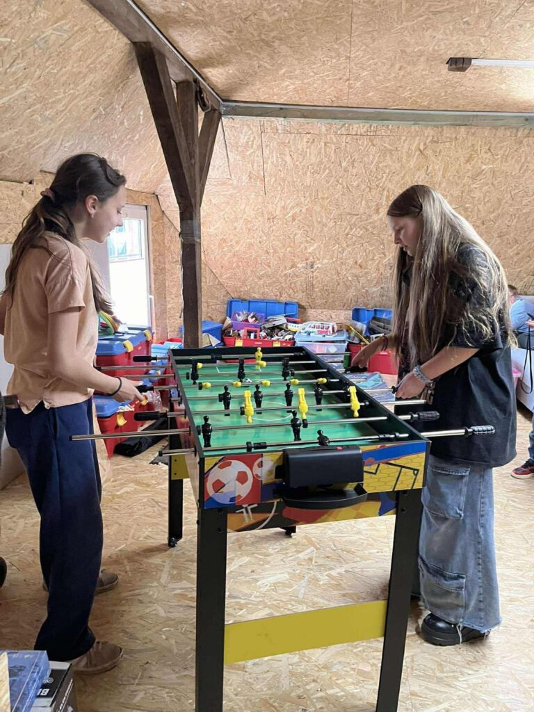 Jugendliche beim Tischkicker-Spiel im Haus Kunterbunt
